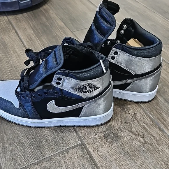 Nike Air Jordan 1 Retro High OG in Black SILVER And White 'Satin Shadow' - Picture 2 of 8